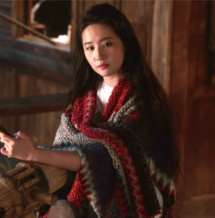 它不仅可以作为时尚单品 还能为你提供温暖 只需轻轻披上 立刻感受到那份暖意   体验秋冬披肩的温暖 保暖又时髦  披上它拍照分分钟出片